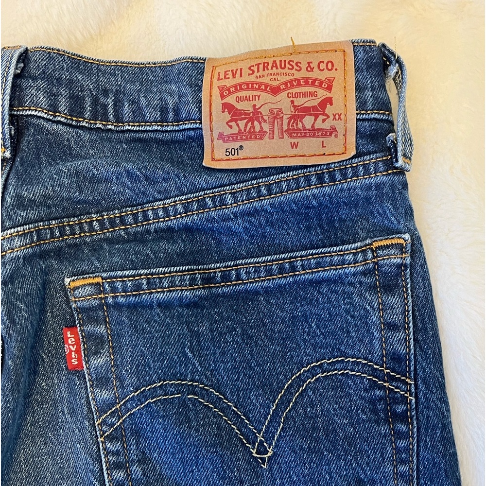 Levi’s 501 Dark Wash Jean Size W28 L32 - Picture 3 of 4